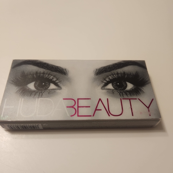 Huda Beauty Scarlett #8 Synthetic False Eyelashes - Picture 2 of 3